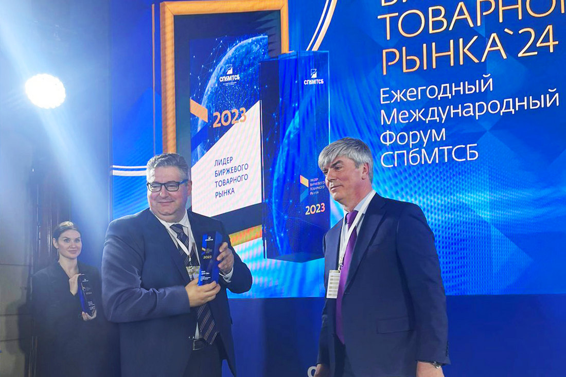 Игорь Логинов (слева) получает наградную стелу "За инфраструктуррное развитие рынка газа"